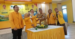 Ketua DPD Partai Golkar bersama Wali Kota Metro melakukan pemotongan tumpeng sebagai puncak perayaan hari ulang tahun (ADV) 